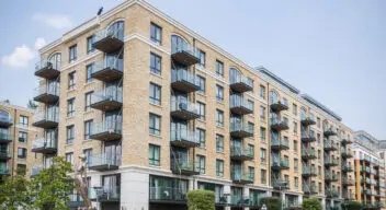 London flat prices slump £19,000 in a year